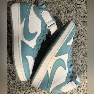 Nike Kids Sneakers in Teal and White